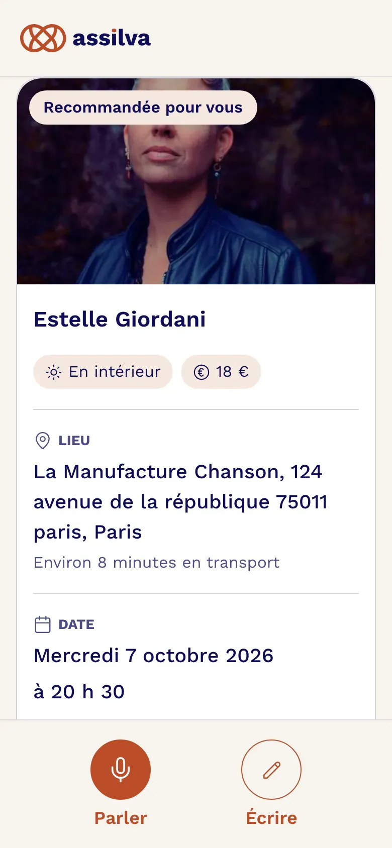 La grande carte « Recommandée pour vous » : la photo, le titre, le prix, puis le lieu avec le temps de trajet, et la date avec l’heure. Les boutons de la carte sont plus bas, en faisant glisser l’écran.