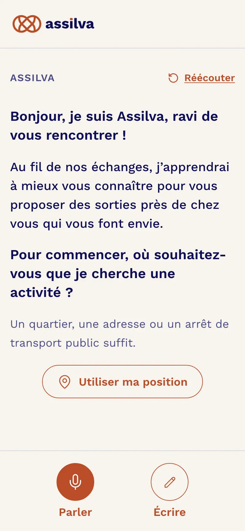 La première question d’Assilva, « Pour commencer, où souhaitez-vous que je cherche une activité ? ». En bas de l’écran, à gauche, le rond orange « Parler » avec un micro ; à droite, le rond « Écrire » avec un crayon.