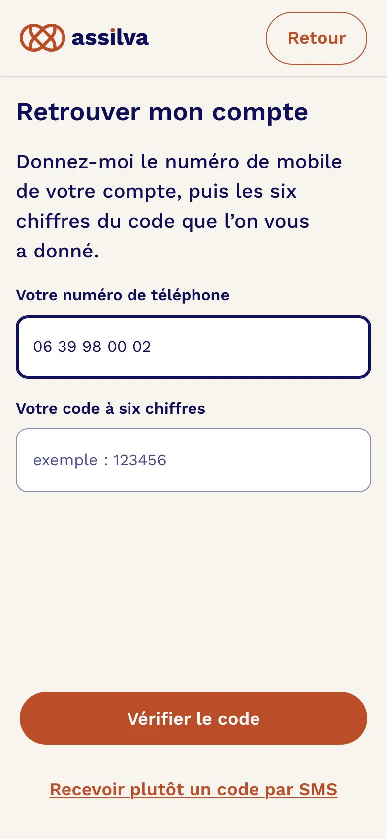 L’écran « Retrouver mon compte » avec un code donné par l’équipe : la case « Votre numéro de téléphone », la case « Votre code à six chiffres », puis le bouton orange « Vérifier le code ».
